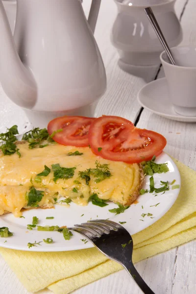 Omlet peynir ve masanın üzerine taze otlar ile — Stok fotoğraf