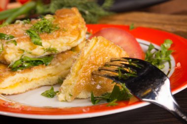 Omlet peynir ve masanın üzerine taze otlar ile