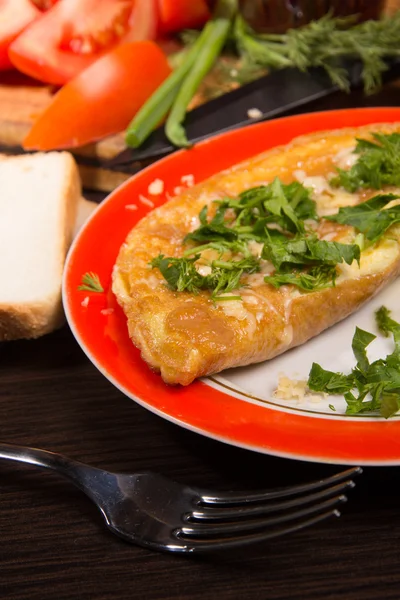 Omlet peynir ve masanın üzerine taze otlar ile — Stok fotoğraf