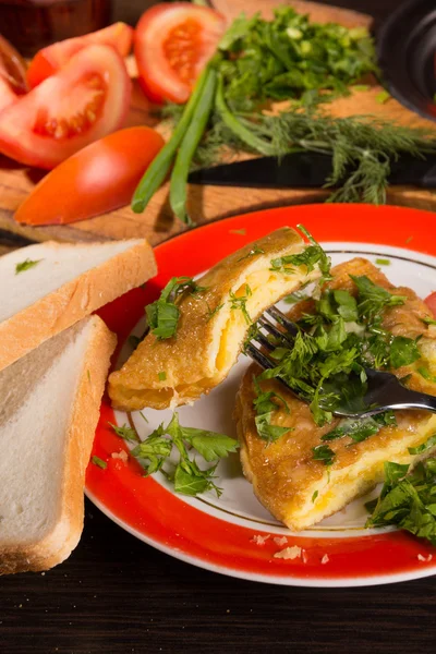 Omeleta se sýrem a čerstvé bylinky na stůl — Stock fotografie