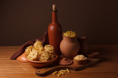 Natürmort makarna ve seramik ürünler 