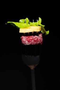 Salam, peynir ve marul üzerine çatal