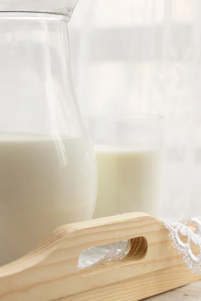 Sklenici mléka a džbán — Stock fotografie