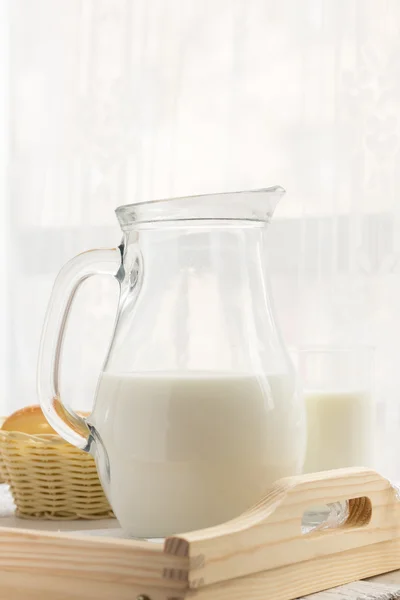 Glas Milch und einem Krug — Stockfoto