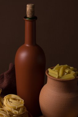 Natürmort makarna ve seramik ürünler 