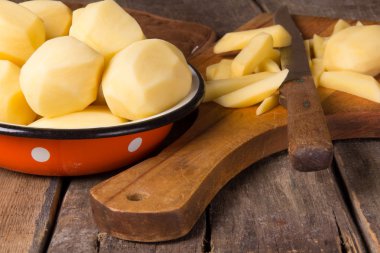 Bir vintage emaye kase Çiğ patates 