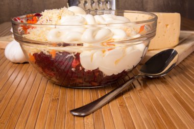 rendelenmiş peynirli sebze salatası