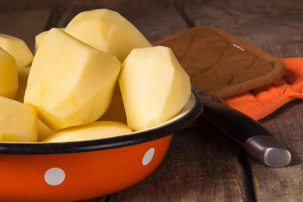 Pommes de terre crues dans un bol vintage émail — Photo