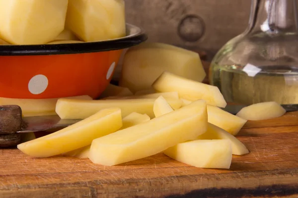 Raw potatoes in a vintage enamel bowl — Stock Photo, Image