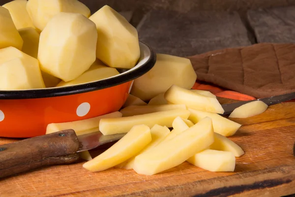 Rå potatis i en vintage emalj skål — Stockfoto