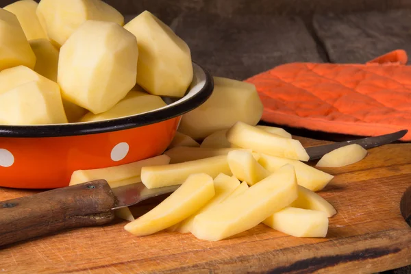 Сырой картофель в миску Винтаж эмаль — стоковое фото