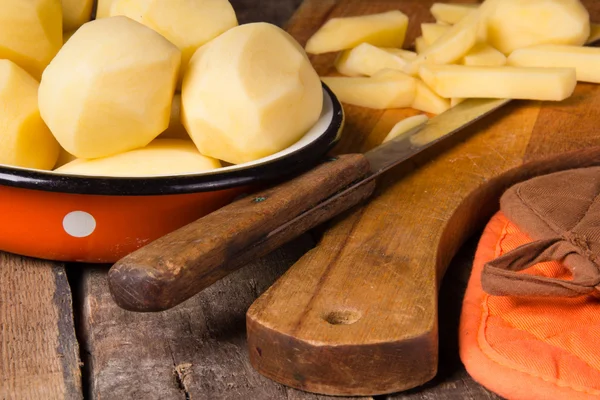 Pommes de terre crues dans un bol vintage émail — Photo