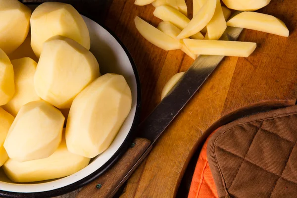 Pommes de terre crues dans un bol vintage émail — Photo