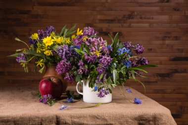 Bir buket kır çiçeği.