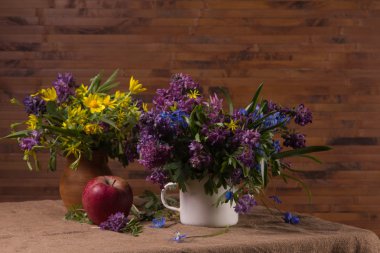 Bir buket kır çiçeği.