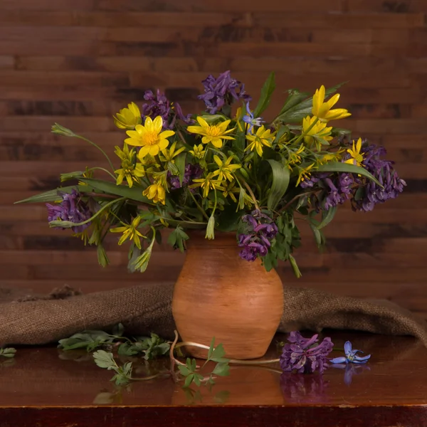 Bir buket kır çiçeği.