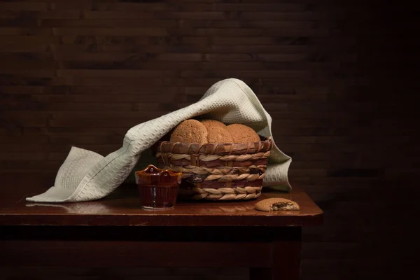 Stilleven met cookies binnen een mand — Stockfoto