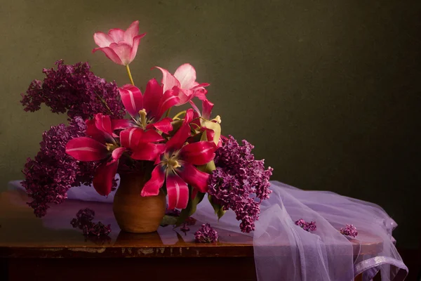 Stillleben mit Tulpen — Stockfoto