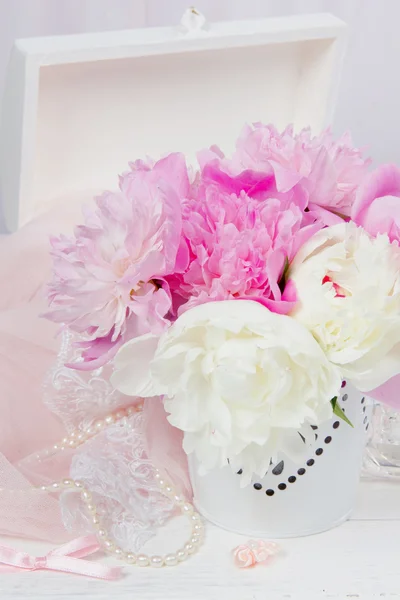 Still-life with a bouquet of peonies — Stock Photo, Image
