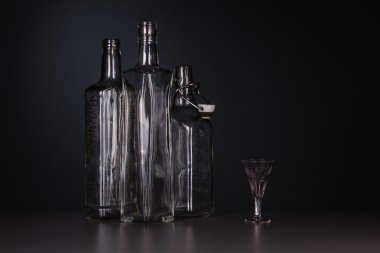 Üç şişe ile natürmort 