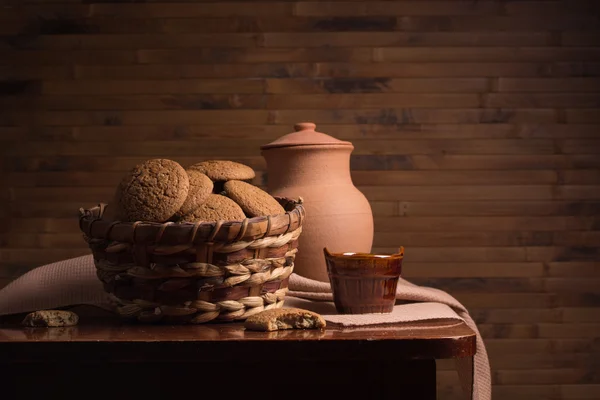 Natura morta con biscotti in un cesto — Foto Stock