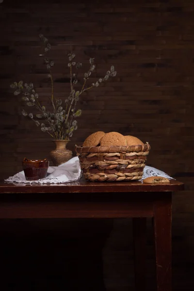 Stilleven met cookies binnen een mand — Stockfoto