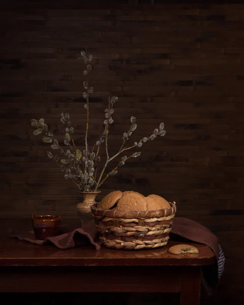 Sepet içinde kurabiye ile natürmort — Stok fotoğraf
