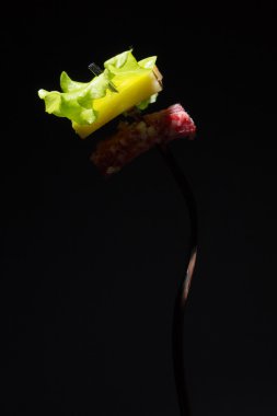 Salam, peynir ve marul üzerine çatal