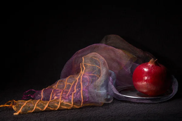 Lila Schleier und reif Granatapfel — Stockfoto