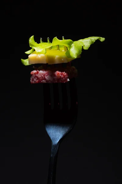Szalámi, sajt és saláta a villát — Stock Fotó