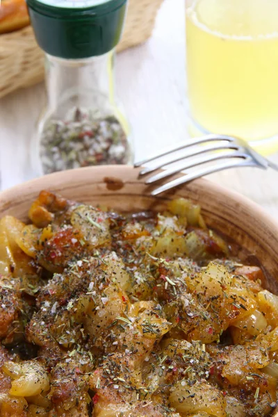 Fleisch mit italienischen Kräutern schmoren — Stockfoto