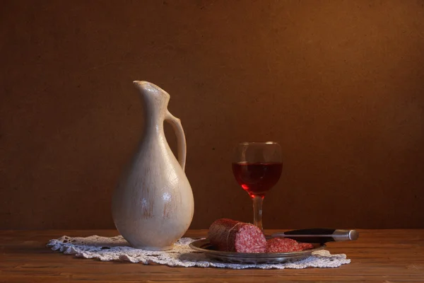 Natureza morta com vinho e salsicha — Fotografia de Stock