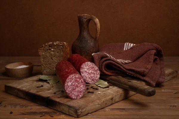 Bodegón con salchicha — Foto de Stock