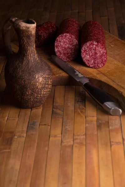 Натюрморт с колбасой — стоковое фото
