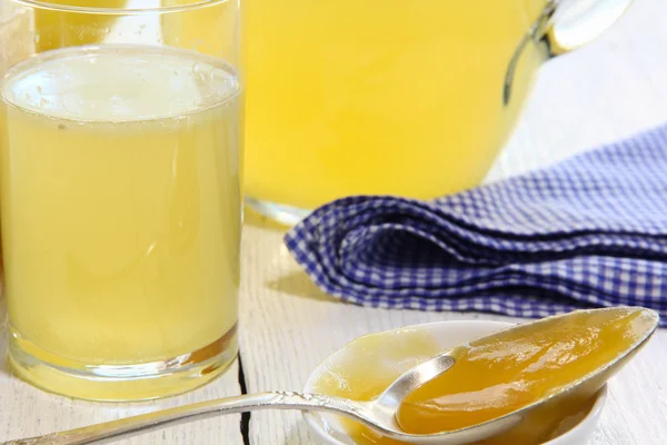 Nápoj z medu a citronu ve sklenici — Stock fotografie