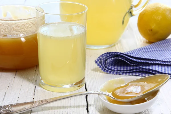 Bevanda di miele e limone in un bicchiere — Foto Stock