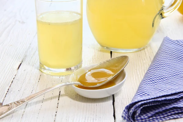 Getränk aus Honig und Zitrone in ein Glas — Stockfoto