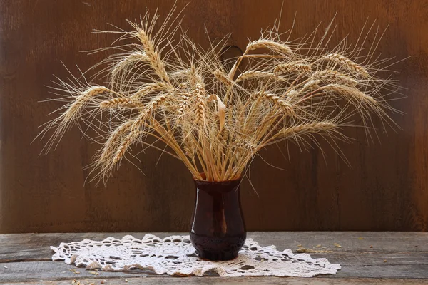 Mazzo di spighe di grano mature — Foto Stock