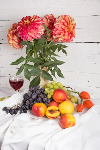 Čerstvé ovoce a barevné květy — Stock fotografie