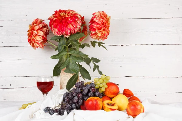 Frutas frescas e flores coloridas — Fotografia de Stock