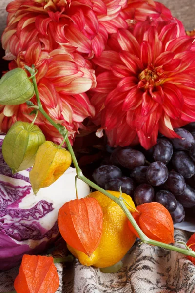 Frutta fresca e fiori colorati — Foto Stock