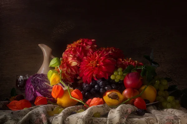 Natureza morta com frutas frescas e flores — Fotografia de Stock