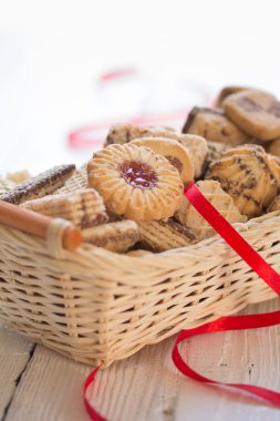 Kırmızı kurdele ile birkaç taze kurabiye