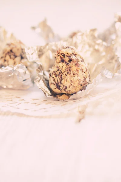 Snoepjes in chocolade en gemalen wafels — Stockfoto