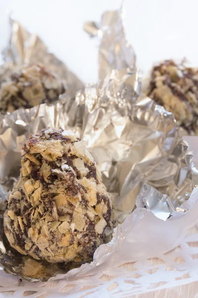 Caramelos en chocolate y obleas trituradas — Foto de Stock