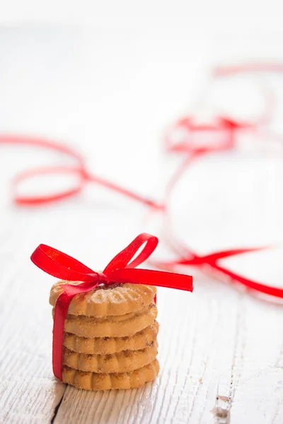 Verschiedene frische Cookies mit roter Schleife — Stockfoto