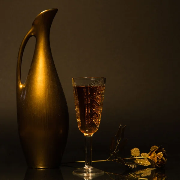 Antika sürahi ve bir kadeh şarap — Stok fotoğraf