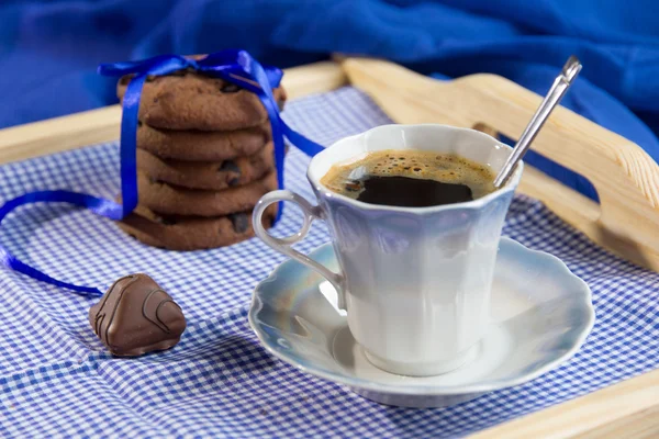 Färska kakor och en kopp kaffe — Stockfoto