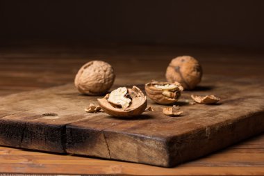 Ahşap bir arka planda olgun cevizler