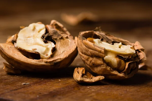 Спелые грецкие орехи на деревянном фоне — стоковое фото